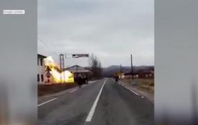 Mai mulţi tineri au reuşit să scoată doi copii şi doi adulţi aflaţi într-o maşină în flăcări