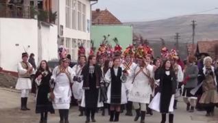 Sărbătoare mare într-o localitate din Alba. Zeci de tineri, în costume populare, au colindat fetele nemăritate