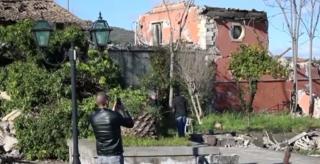 Sute de clădiri s-au prăbuşit în Sicilia, după cutremurul cu magnitudinea 4,8 provocat de erupţia vulcanului Etna