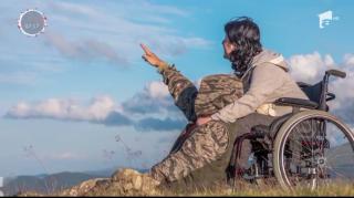 Un tânăr fotograf are nevoie de cârje ca să se deplaseze, dar asta nu îl împiedică să străbată ţara în lung şi-n lat