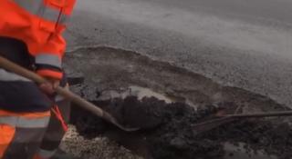 Asfaltul sare de pe autostrăzile României, şi după reparaţii. CNAIR: "Problema e bitumul"