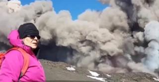 Doi români şi-au riscat viaţa şi au filmat erupţia vulcanului Etna (Video)