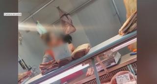 Carne vândută în condiții insalubre în hala veche a pieţei Obor, înainte de Revelion