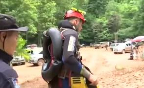 Scafandrii salvatori din Thailanda, decorați de regina Elisabeta a II-a