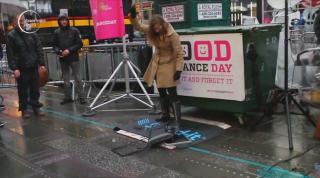 Înainte de Anul Nou, new yorkezii distrug amintirile urâte din 2018