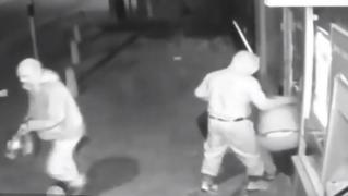 Hoţii care au aruncat în aer o bancă din Braşov, căutați în toată țara