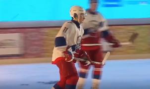 Vladimir Putin a jucat hochei pe patinoarul amenajat în Piaţa Roşie