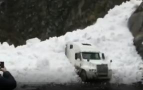 Camion îngropat de o avalanșă, în Caucaz