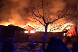 Incendiu în Brașov. O casă de vacanță s-a făcut scrum