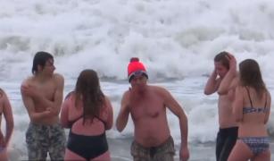 Scăldatul în apă rece, ritual de Anul Nou