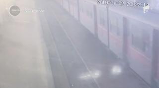 Momentul în care trenul a deraiat și a ajuns pe peron în Gara de Nord (Video)