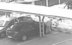 Zeci de mașini din Rovinari, vandalizate de doi minori supărați că nu au fost primiți cu colinda