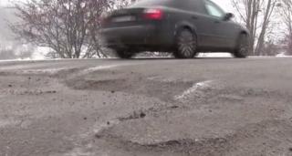 Drumul spre stațiunea Muntele Băişorii, plin de gropi