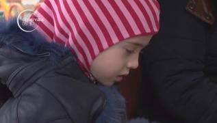 Maria, o fetiță de 5 ani din Severin, suferă de paralizie cerebrală, dar are o speranță în Statele Unite