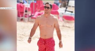Mark Wahlberg întoarce privirile pe plajă şi la cei 47 de ani ai săi