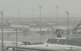 Ninsoarea a paralizat traficul aerian din Bavaria. Mii de pasageri au rămas blocaţi pe aeroportul din Munchen