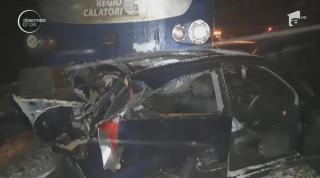 Mașină spulberată de tren, în Arad, din cauza unui șofer neatent