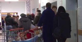 Pacientul care a murit la Spitalul Judeţean din Ploieşti s-ar fi zbătut pe targă şi a căzut în cap. Ministerul anchetează cazul