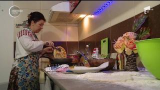 Crăciun pe rit vechi, tradiții diferite. Ruşii şi-au decorat casele cu matrioşka, sârbii au pregătit prăjituri cu bănuţ