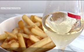 Șampania și cartofii pai, combinația perfectă, spun specialiştii