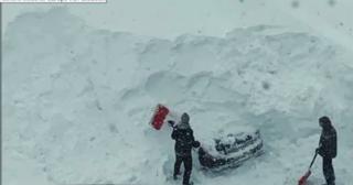 Maşini îngropate în nămeţi, în Salzburg, din cauza ninsorilor neobişnuite (Video)