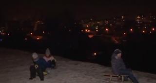 Ninsorile au adus bucurie pe ochii copiilor care se bucură de derdeluş chiar în spatele blocului