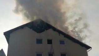 60 de bătrâni evacuaţi, după ce acoperişul azilului în care stăteau a luat foc, în Suceava