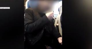 Imagini revoltătoare într-un tren plin cu pasageri. Mai mulţi indivizi beau alcool, mănâncă seminţe şi aruncă coji pe jos (Video)