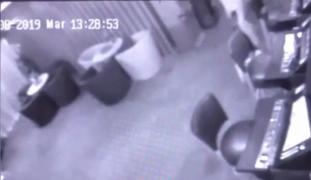 Recidivistul care a bătut o barmaniţă însărcinată la Timişoara a fost încătuşat