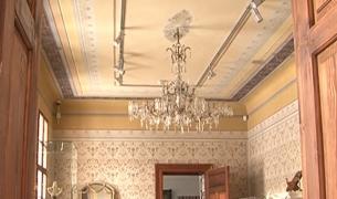 Candelabru de cristal, găsit în podul muzeului de ştiinţe ale naturii din Târgu Mureș