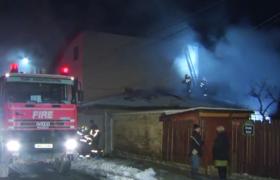 Incendii uriaşe în Bucureşti. Şase case au fost distruse, iar un bărbat a murit carbonizat