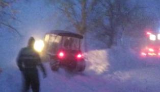 Ninsorile şi viscolul creează probleme în ţară. La Iaşi, două gravide riscau să nască pe drum, din cauza nămeţilor