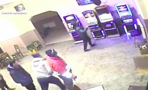 Local de jocuri de noroc distrus de un client nervos că a pierdut la păcănele (Video)