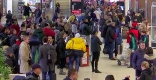 Vremea rea a dat peste cap zborurile. Aeronavele au întârzieri şi de cinci ore