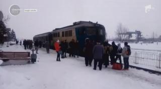 Tren cu locuri prea puține, blocat în Baia Mare de călătorii cu bilet