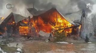 Casă distrusă de foc în Brașov. Pompierii au fost nevoiți să vină pe jos