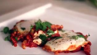 Fără ulei şi sosuri grase în bucătărie, soluţia găsită de un tânăr bucătar din Sibiu