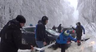 Turiști blocați pe Muntele Semenic din cauza nămeţilor. Oamenii s-au deszăpezit singuri