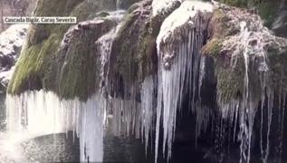 Imagini spectaculoase de la Cascada Bigăr, aproape îngheţată