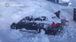 Locatarii unui hotel din munţii Austriei şi-au găsit maşinile îngropate în zăpadă (Video)