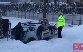 Şeful Poliţiei Locale din Bacău s-a urcat băut la volan şi a ajuns cu maşina de serviciu într-un şanţ