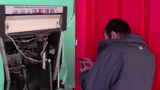 Doi hoţi au aruncat în aer un bancomat din Arad şi au fugit cu trei casete cu bani