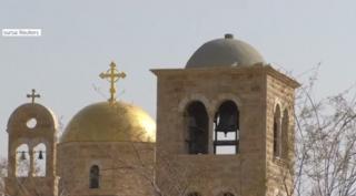 Ceremonie simbolică de botez pe malul fluviului Iordan, unde, potrivit tradiţiei, a fost botezat şi Iisus Christos