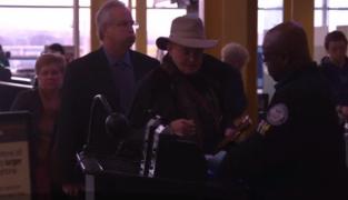 Turişti români în Mexic, întorşi din drum din cauza zidului controversat al lui Trump