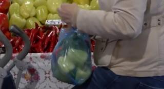 Pungile din plastic nu au dispărut din magazinele şi pieţele din România