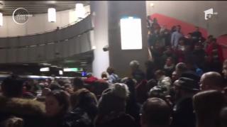 Aglomeraţie de nedescris la metrou. Oamenii s-au călcat în picioare să prindă trenurile