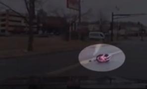 Fetiță de 2 ani, căzută din mașina aflată în mers. Mama habar nu avea ce s-a întâmplat