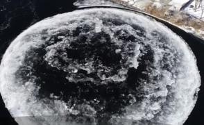 Un cerc uriaş de gheaţă s-a format pe un lac din oraşul Maine, în Statele Unite