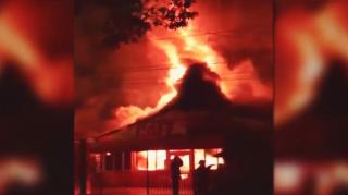 Noapte de foc în Călărași. Un atelier, un bar și două mașini s-au făcut scrum