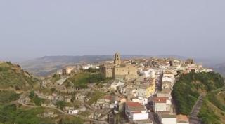 Dacă visaţi să locuiţi în Italia, dar bugetul nu vă permite, acum aveţi o şansă. Se vând case la un euro